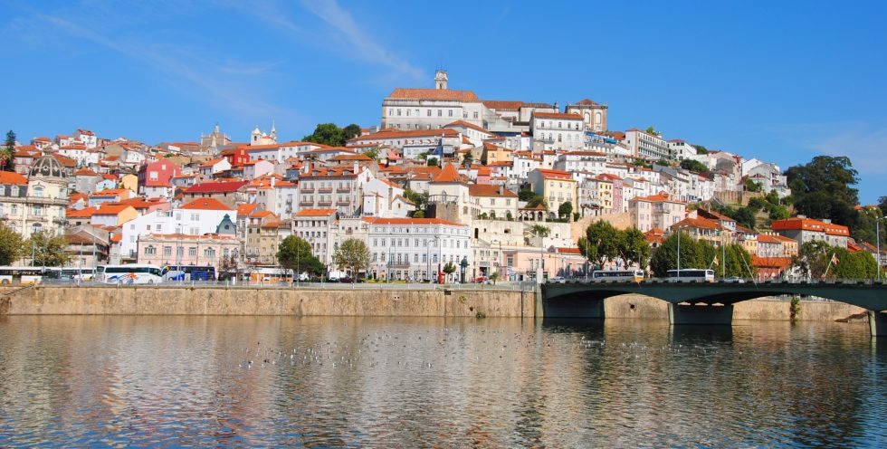 Visite Coimbra, uma das universidades mais antigas da Europa, com a famosa biblioteca Joanina